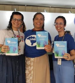 Legenda: Priscila Oliveira e Camila Bonfim, da equipe MapaMovSaúde, com a presidente da União Nacional dos Estudantes (UNE) Manuella Mirella.